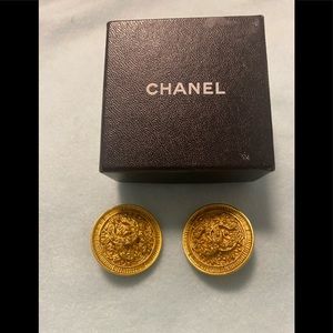 Vintage Chanel clip on earrings, excellent condition. Beautiful heavy piece.